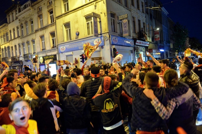 Bayrağı eline alan sokağa çıktı 2