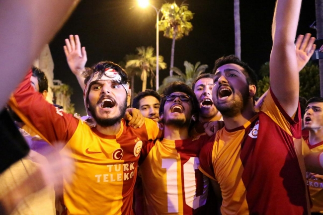 Bayrağı eline alan sokağa çıktı 3