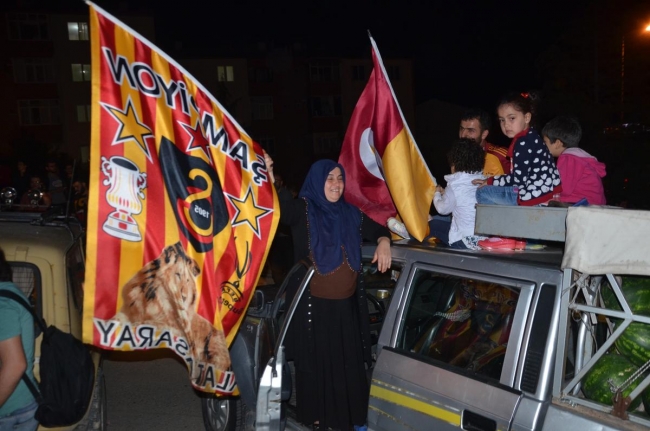 Bayrağı eline alan sokağa çıktı 4