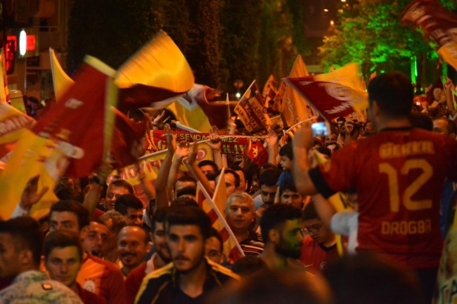 Bayrağı eline alan sokağa çıktı 5