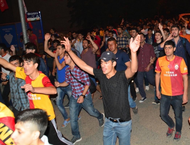 Bayrağı eline alan sokağa çıktı 6