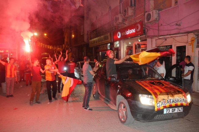 Bayrağı eline alan sokağa çıktı 7