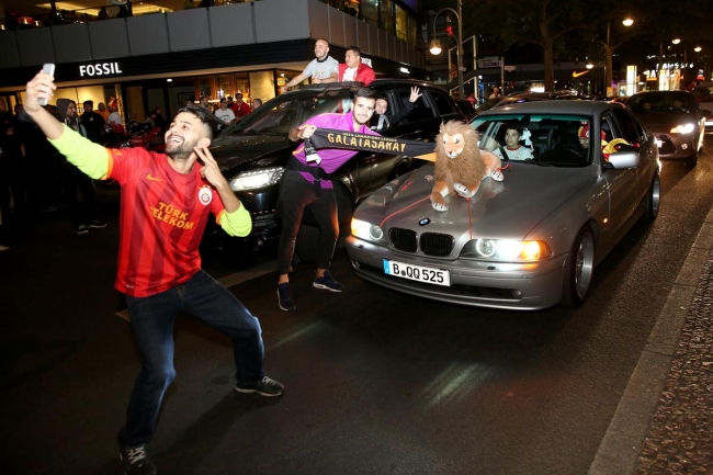 Bayrağı eline alan sokağa çıktı 8