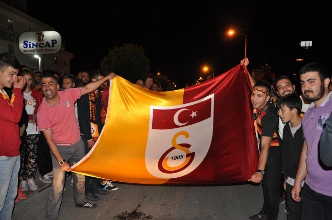 Bayrağı eline alan sokağa çıktı 9