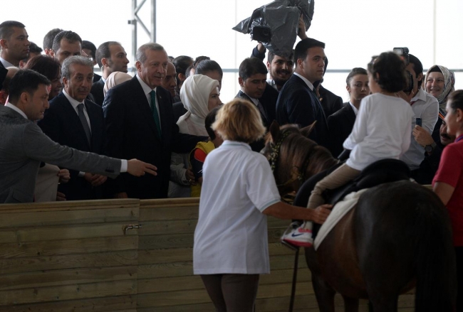 Cumhurbaşkanı Erdoğan Arap Atı Tanıtım ve Hipoterapi Merkezi'ni ziyaret etti. 9