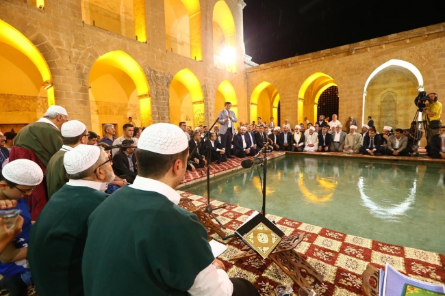 Davutoğlu, Kürtçe Mevlid-i Şerif dinledi 1