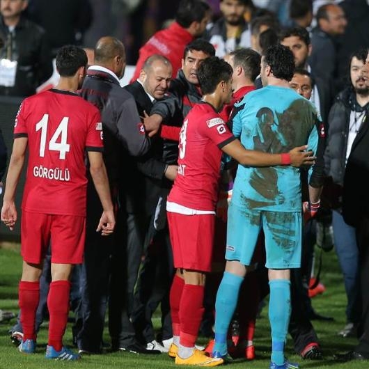 Maç bitti saha karıştı 10