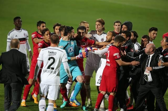 Maç bitti saha karıştı 8