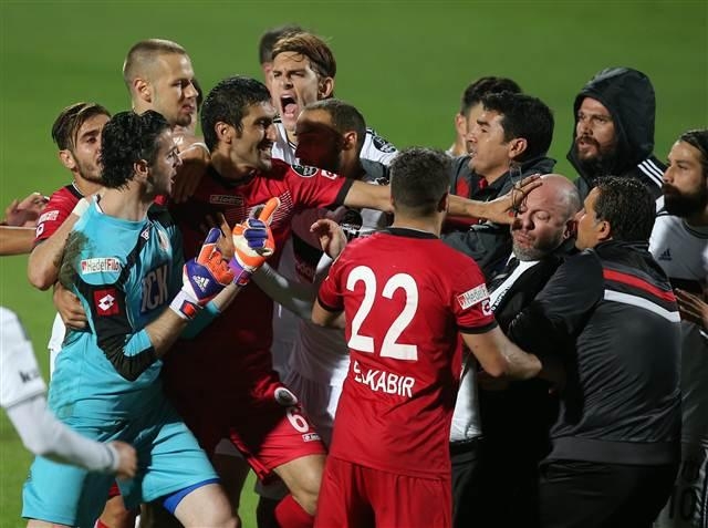 Maç bitti saha karıştı 7
