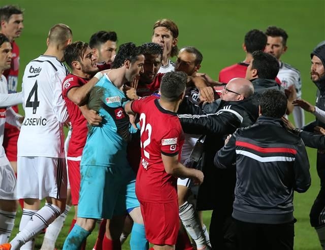 Maç bitti saha karıştı 5
