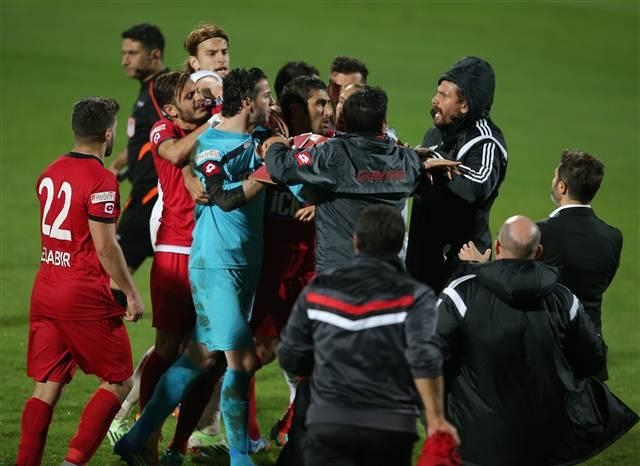 Maç bitti saha karıştı 4