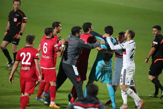 Maç bitti saha karıştı 2