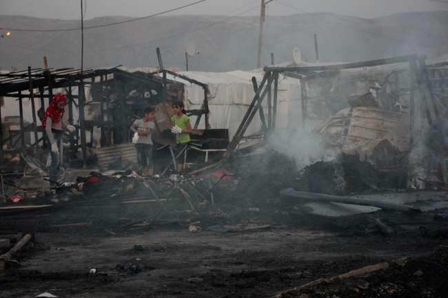 Suriyeli sığınmacıların kampında yangın: 6 ölü 4