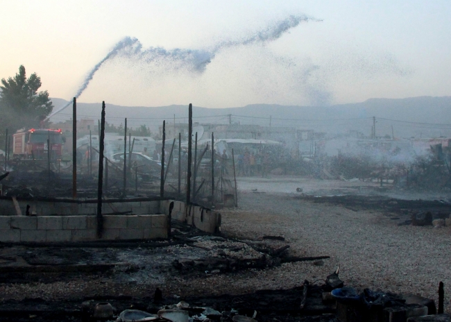 Suriyeli sığınmacıların kampında yangın: 6 ölü 7