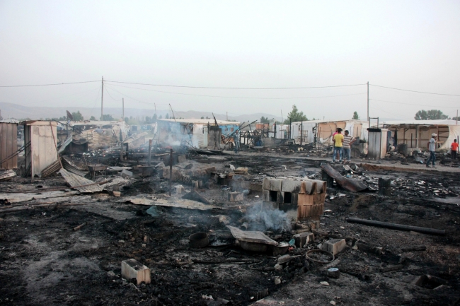 Suriyeli sığınmacıların kampında yangın: 6 ölü 12