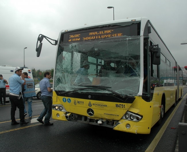Metrobüste feci kaza: 16 yaralı 7