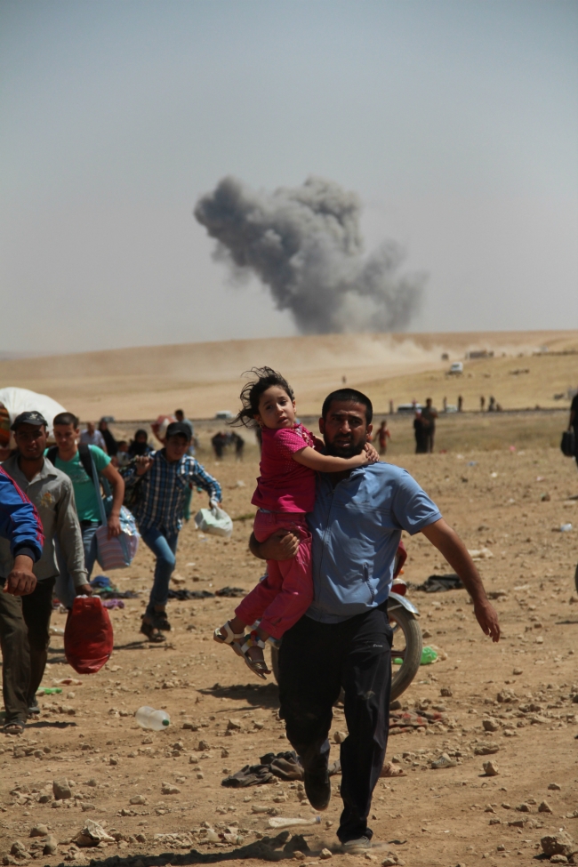 Bombalardan kaçan Suriyelilere Mehmetçik yardım etti 1