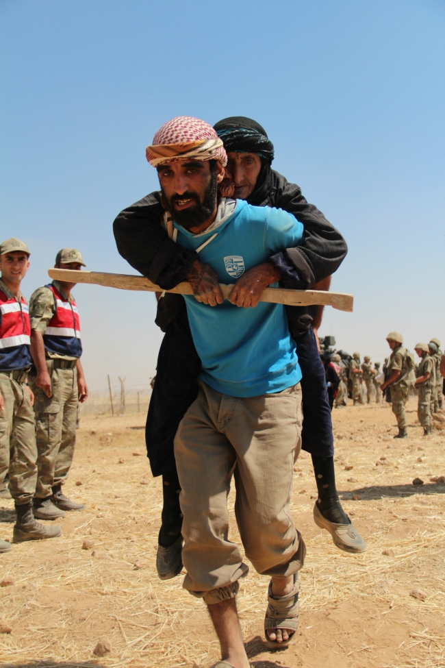 Bombalardan kaçan Suriyelilere Mehmetçik yardım etti 10