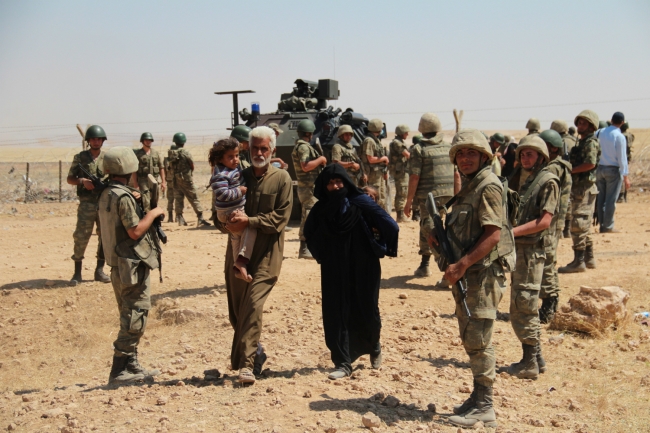 Bombalardan kaçan Suriyelilere Mehmetçik yardım etti 11