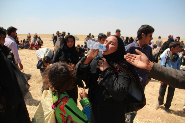 Bombalardan kaçan Suriyelilere Mehmetçik yardım etti 12