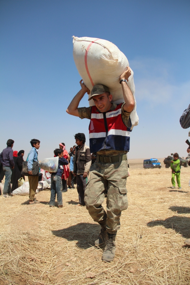 Bombalardan kaçan Suriyelilere Mehmetçik yardım etti 13