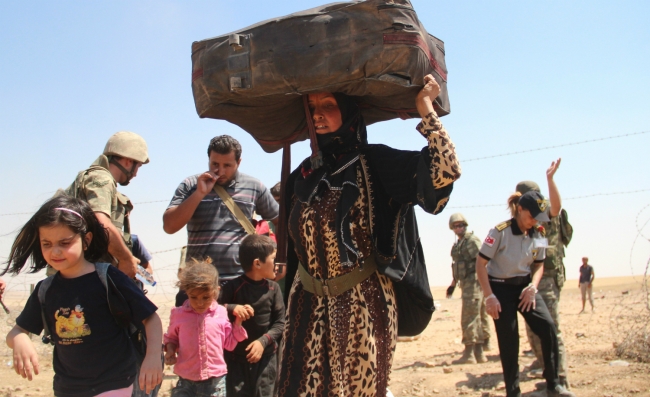 Bombalardan kaçan Suriyelilere Mehmetçik yardım etti 14