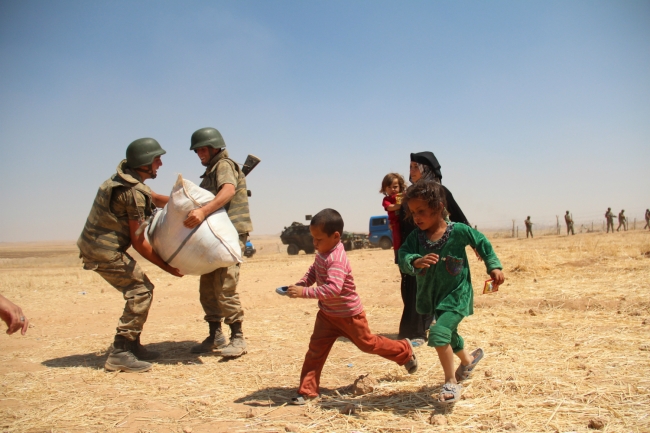 Bombalardan kaçan Suriyelilere Mehmetçik yardım etti 15