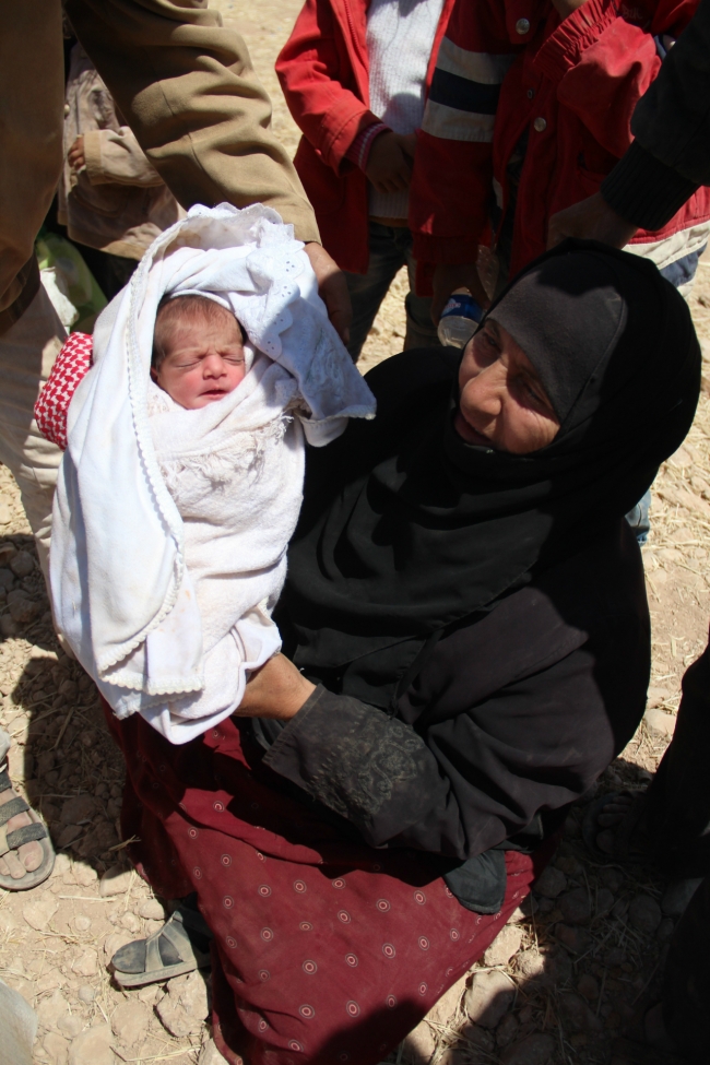 Bombalardan kaçan Suriyelilere Mehmetçik yardım etti 16