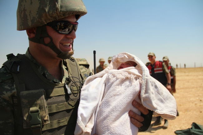 Bombalardan kaçan Suriyelilere Mehmetçik yardım etti 17