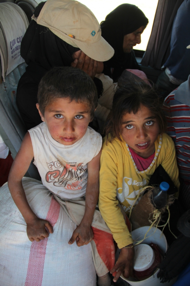 Bombalardan kaçan Suriyelilere Mehmetçik yardım etti 18