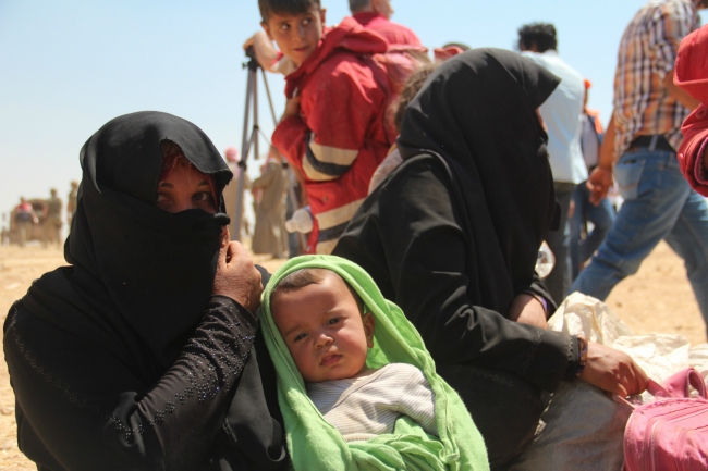 Bombalardan kaçan Suriyelilere Mehmetçik yardım etti 19