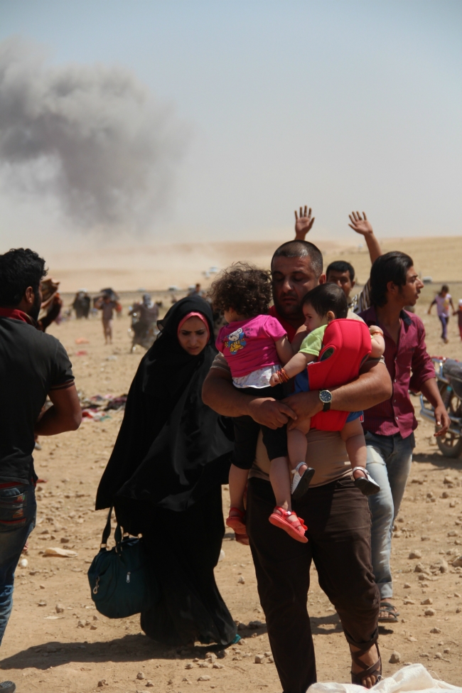 Bombalardan kaçan Suriyelilere Mehmetçik yardım etti 2