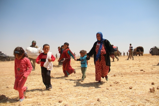 Bombalardan kaçan Suriyelilere Mehmetçik yardım etti 20