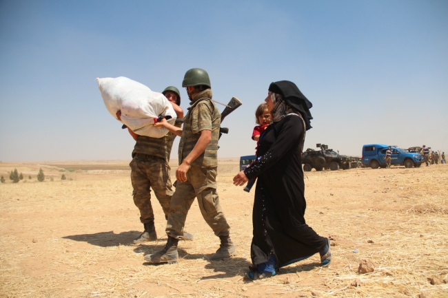 Bombalardan kaçan Suriyelilere Mehmetçik yardım etti 21