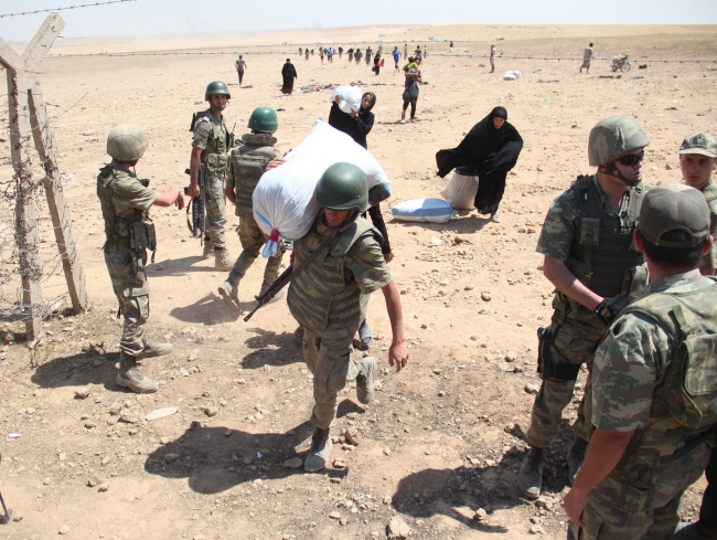 Bombalardan kaçan Suriyelilere Mehmetçik yardım etti 22