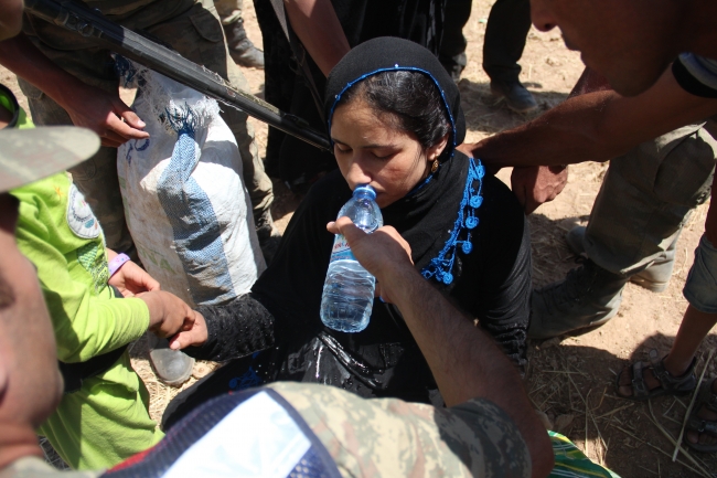 Bombalardan kaçan Suriyelilere Mehmetçik yardım etti 23