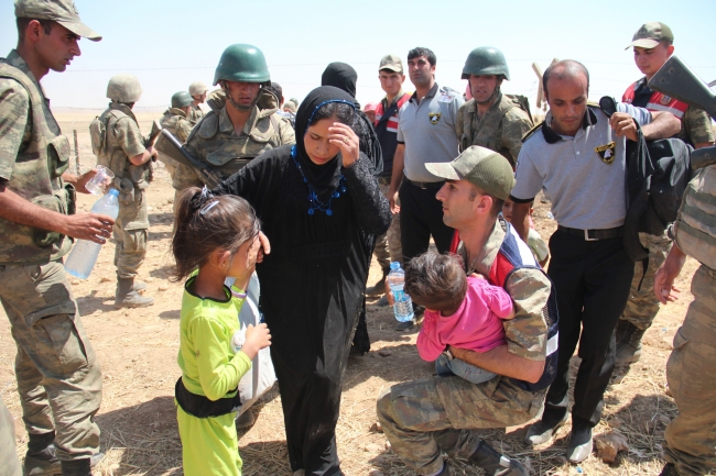 Bombalardan kaçan Suriyelilere Mehmetçik yardım etti 24