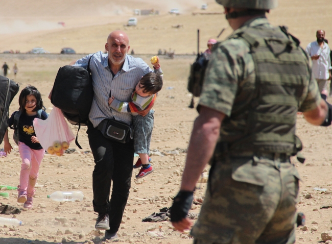 Bombalardan kaçan Suriyelilere Mehmetçik yardım etti 25