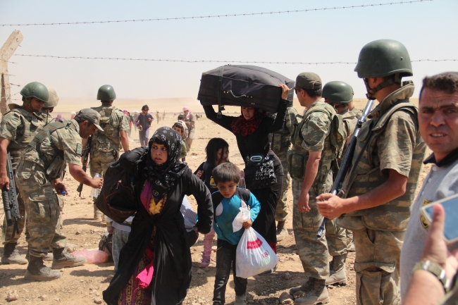 Bombalardan kaçan Suriyelilere Mehmetçik yardım etti 26