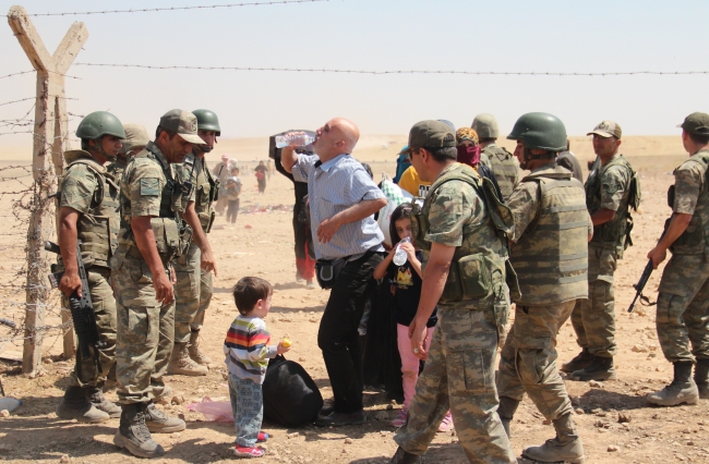 Bombalardan kaçan Suriyelilere Mehmetçik yardım etti 27