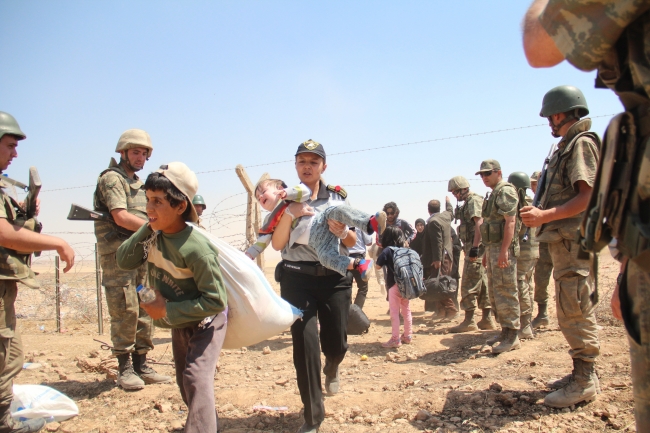 Bombalardan kaçan Suriyelilere Mehmetçik yardım etti 28