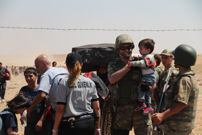 Bombalardan kaçan Suriyelilere Mehmetçik yardım etti 29