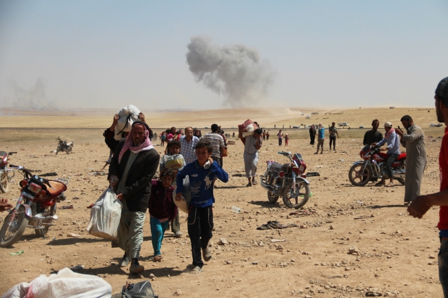 Bombalardan kaçan Suriyelilere Mehmetçik yardım etti 3