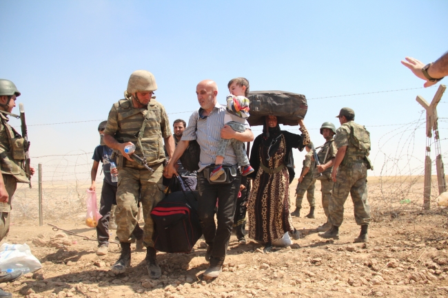 Bombalardan kaçan Suriyelilere Mehmetçik yardım etti 30