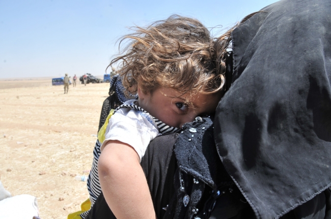 Bombalardan kaçan Suriyelilere Mehmetçik yardım etti 31