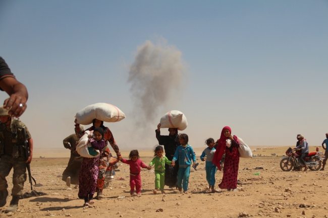 Bombalardan kaçan Suriyelilere Mehmetçik yardım etti 4