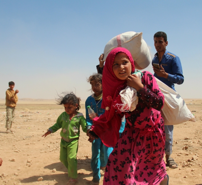 Bombalardan kaçan Suriyelilere Mehmetçik yardım etti 5