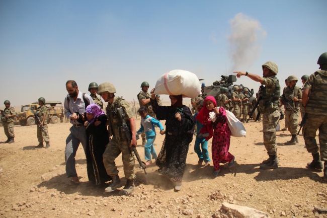 Bombalardan kaçan Suriyelilere Mehmetçik yardım etti 6