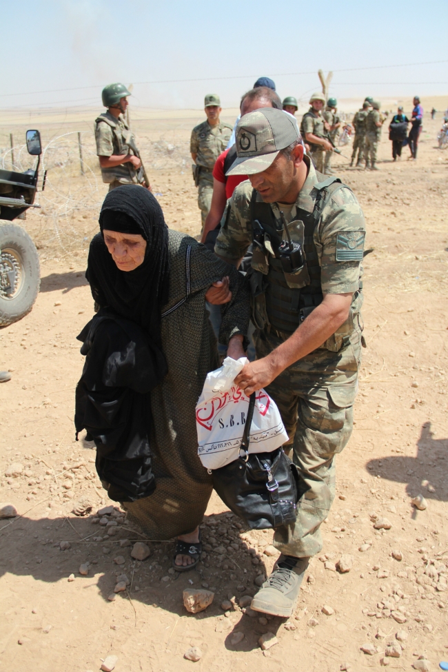 Bombalardan kaçan Suriyelilere Mehmetçik yardım etti 7