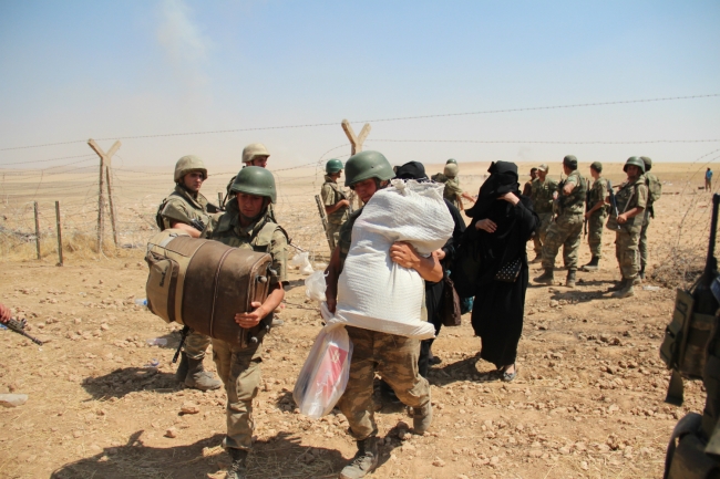 Bombalardan kaçan Suriyelilere Mehmetçik yardım etti 8